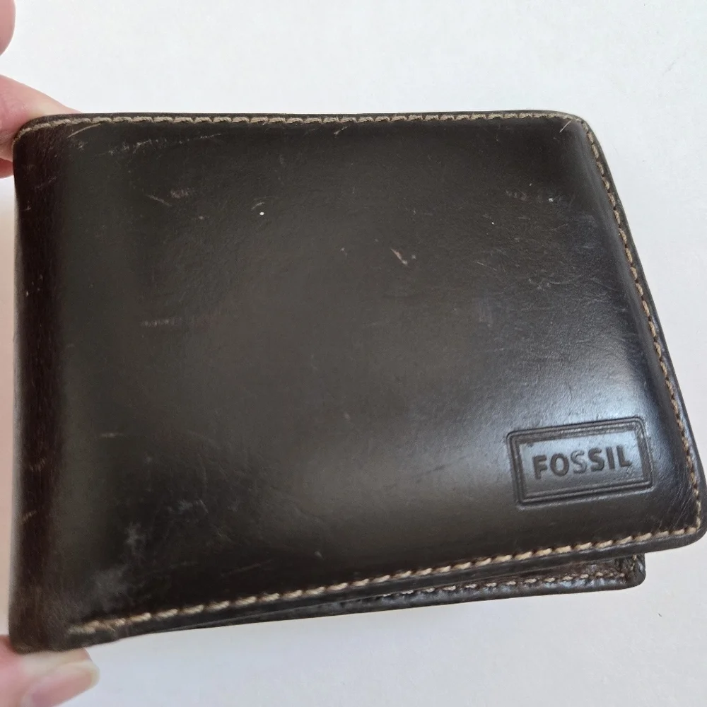 Fossil Bi-fold mens brown leather wallet